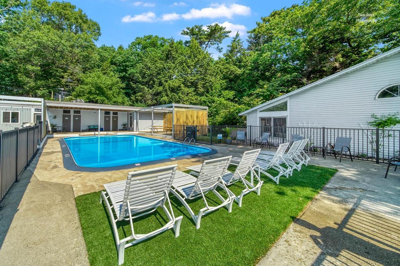 Holiday Hill Resort Saugatuck Exterior photo